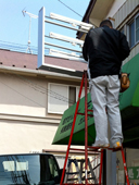 看板の取付作業
